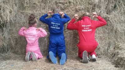 Kinderoverall| Rood/ Roze/ Blauw | tekst: Mijn papa is een stoere boer | Maat 164